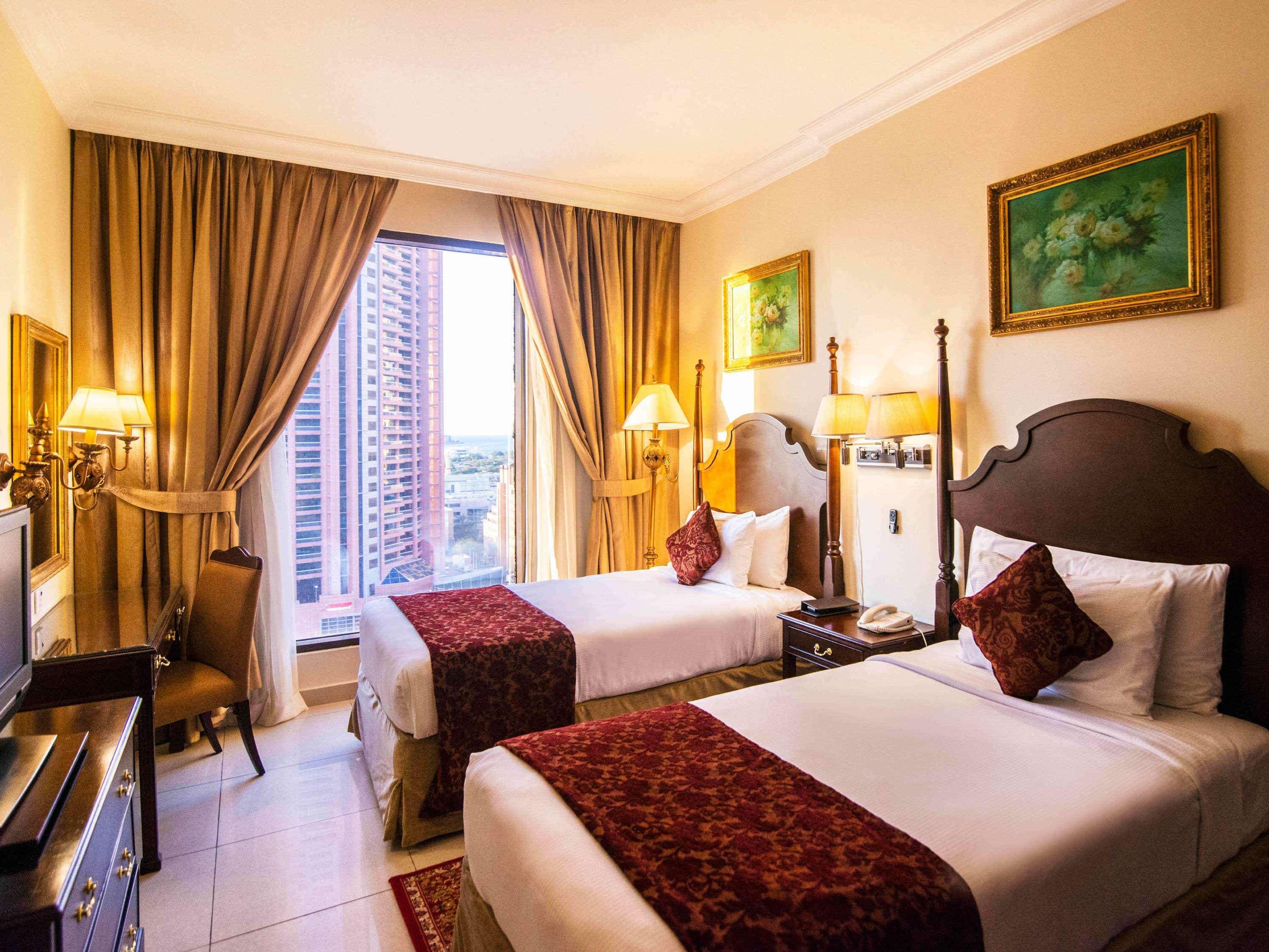 Mercure Barsha Heights होटल के अलावा
