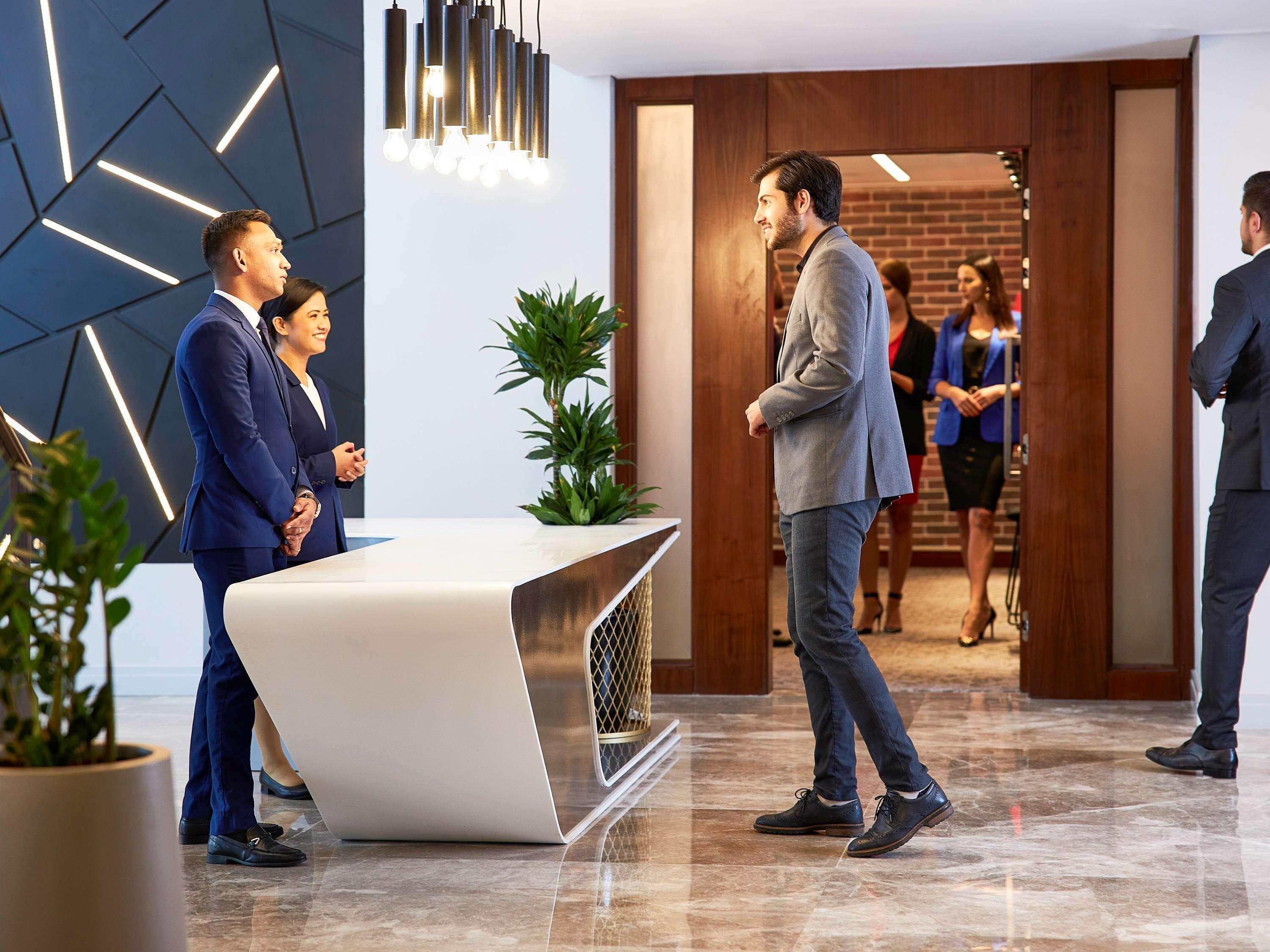 Mercure Barsha Heights होटल के अलावा
